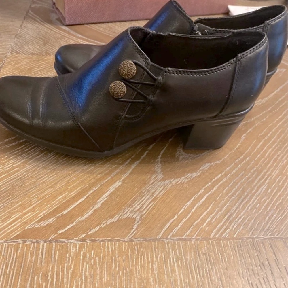 Comfortable dress shoes by Clark’s collection size 7.5